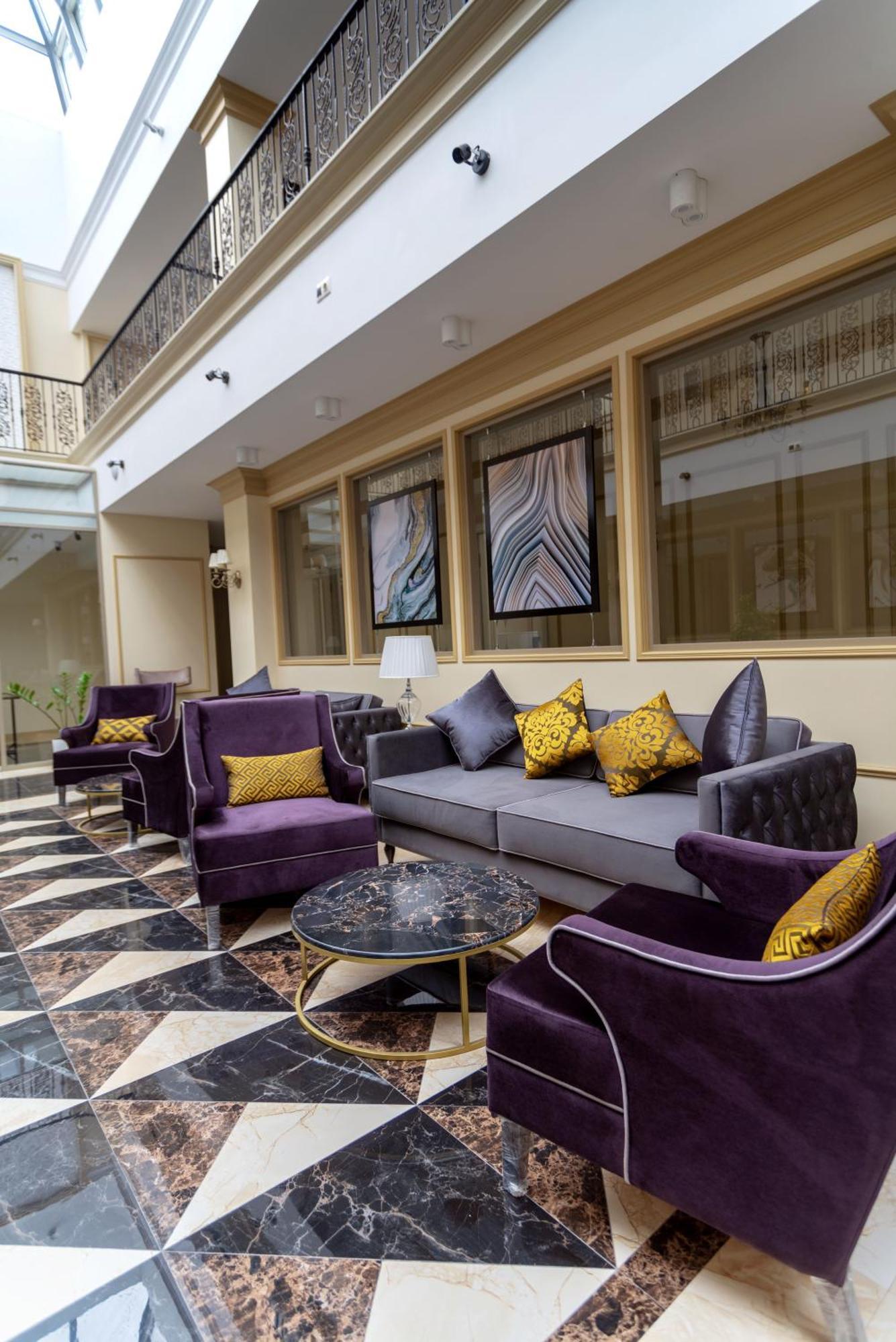 Royal Bv Hotel Ustʼ-Kamenogorsk Exterior foto