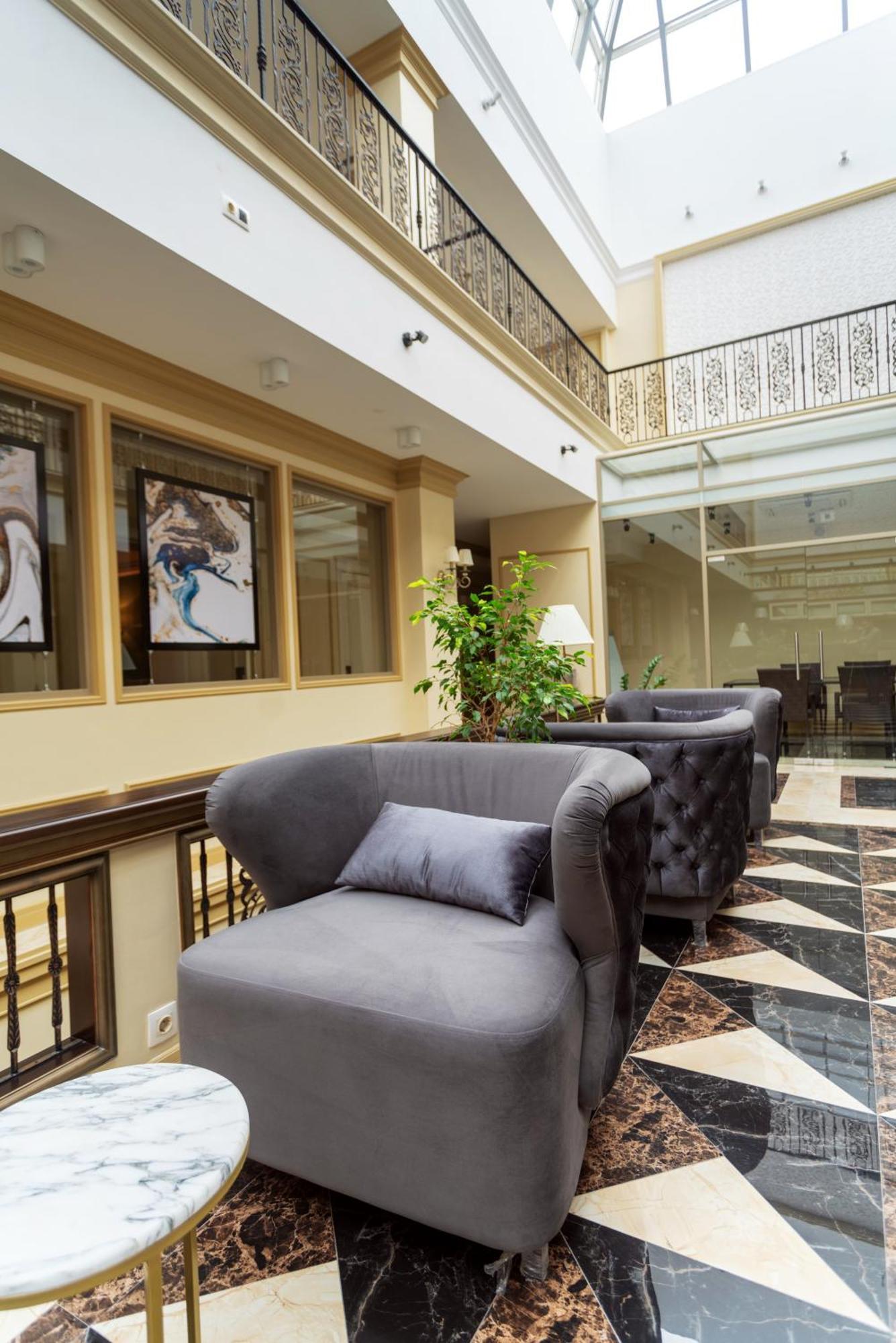Royal Bv Hotel Ustʼ-Kamenogorsk Exterior foto