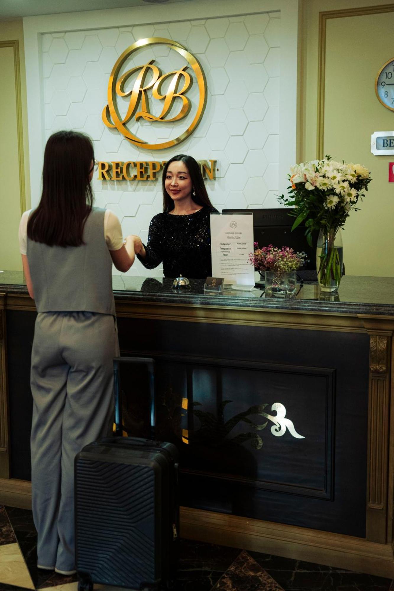 Royal Bv Hotel Ustʼ-Kamenogorsk Exterior foto