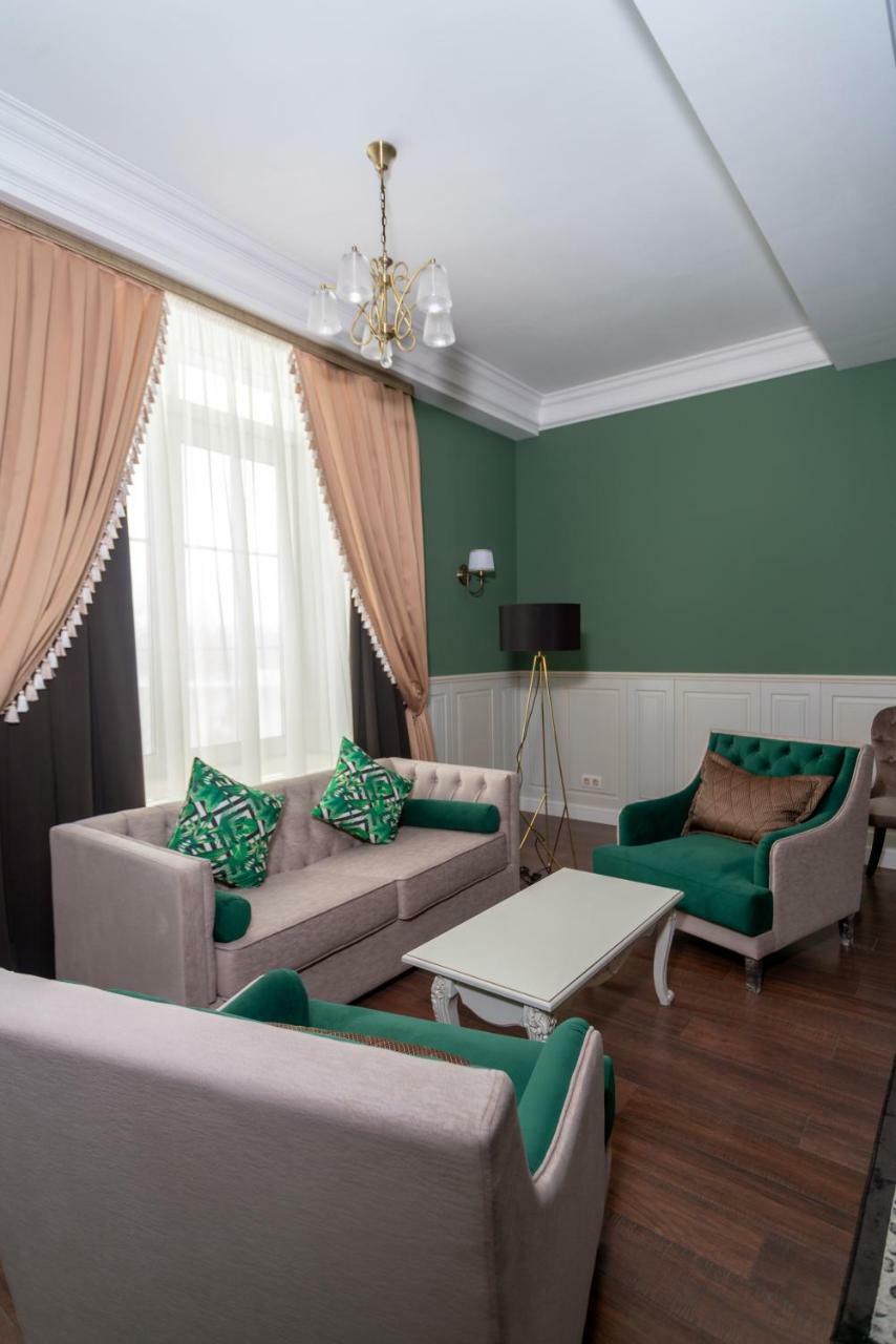 Royal Bv Hotel Ustʼ-Kamenogorsk Exterior foto